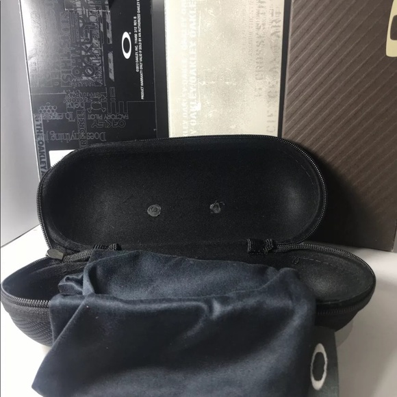 New Oakley Sunglass Vault style Black Zipper Case+ - Picture 4 of 5